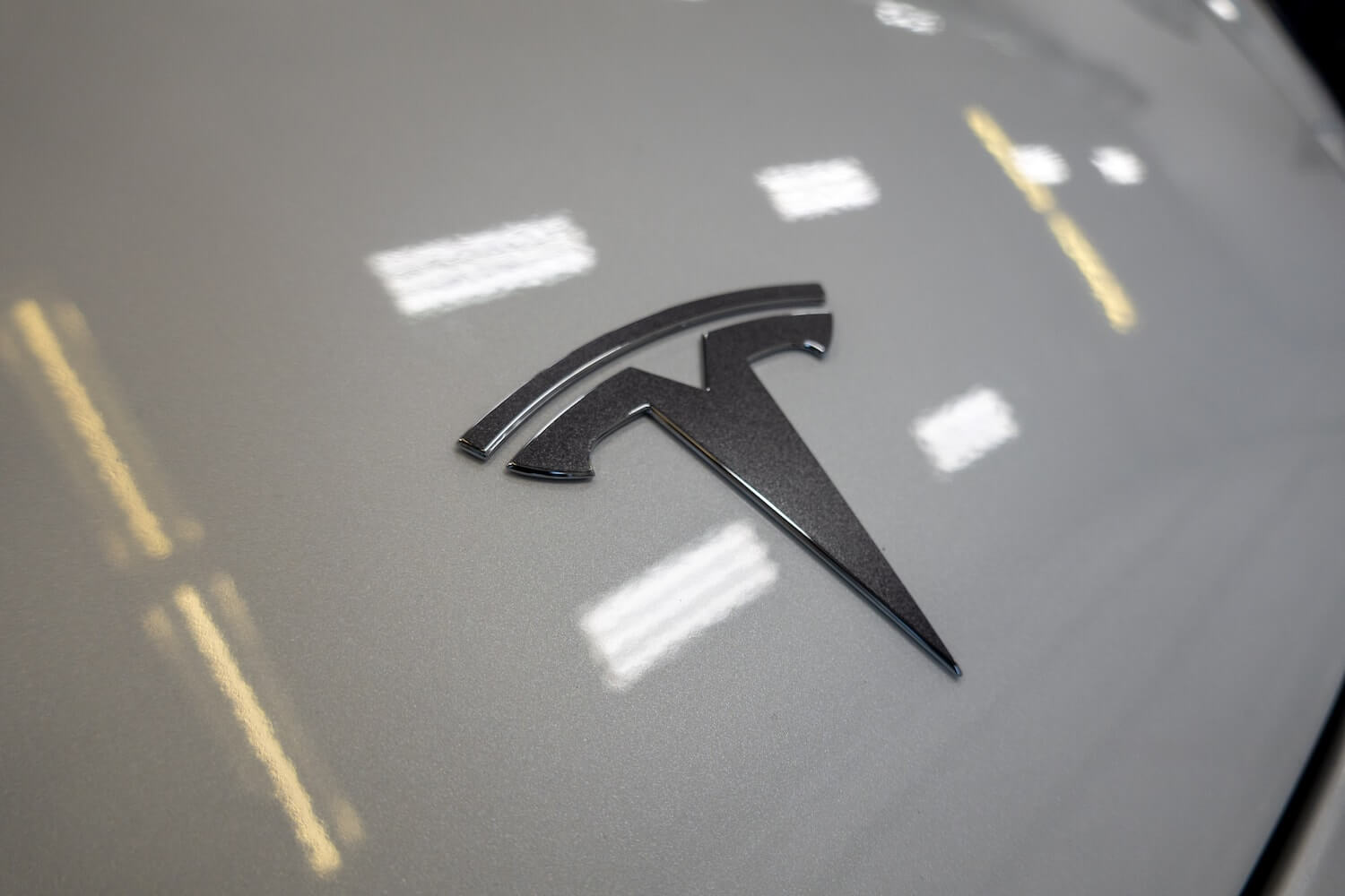 Tesla Model 3 - Je remplace les logos, fini le chromé 